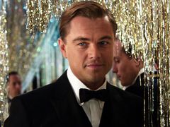 Leonardo DiCaprio jako Jay Gatsby.