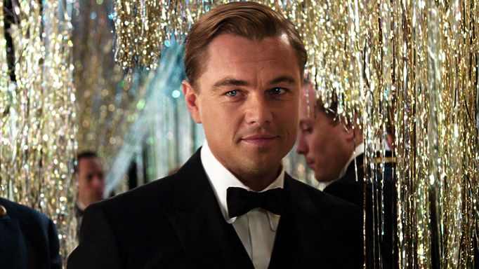 Leonardo DiCaprio jako Jay Gatsby.