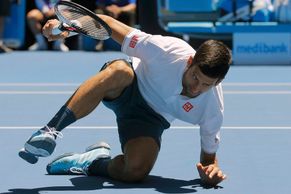 Australské utrpení Novaka Djokoviče. Šampion zažil nervy, vztek, hádky a šokující prohru s Uzbekem
