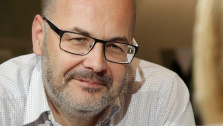 Ve skříni smrdí nový kostlivec, glosuje dobu režisér Morávek