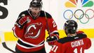 Ryan Carter slaví společně se Stephenem Giontou svůj gól během druhého utkání finále play-off NHL mezi New Jersey Devils a Los Angeles Kings (1:2 v prodloužení).