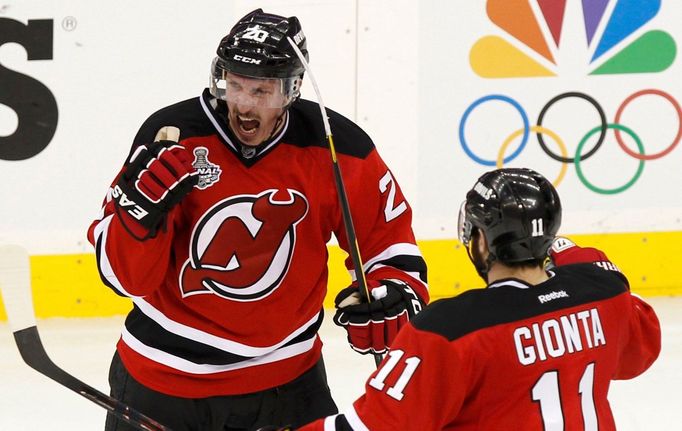 Ryan Carter slaví společně se Stephenem Giontou svůj gól během druhého utkání finále play-off NHL mezi New Jersey Devils a Los Angeles Kings (1:2 v prodloužení).