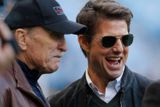 Manchesterského derby se zúčastnili také herci Robert Duvall a Tom Cruise (vpravo), kteří do Británie dorazili na slavnostní premiéru filmu Jack Reacher.