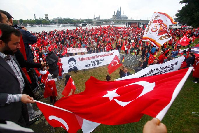 Demonstrace v Kolíně nad Rýnem na podporu tureckého prezidenta Recepa Erdogana