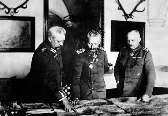 Maršál Paul von Hindenburg, císař Vilém II. a Erich Ludendorff v lednu 1917.