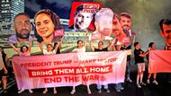 Demonstranti se shromáždili na jedné z hlavních izraelských dálnic poté, co se objevily zprávy o rozhodnutí izraelské vlády rozšířit operace v pásmu Gazy a o tom, že premiér Benjamin Netanjahu zvažuje "okupaci celého pásma".