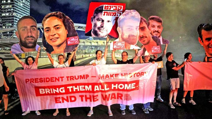 V Izraeli jsou časté demonstrace za urychlené osvobození zbylých rukojmí z rukou teroristického hnutí Hamás. Dne 7. října 2023 zabili teroristé v Izraeli 1200 lidí a 251 jich unesli do Pásma Gazy.