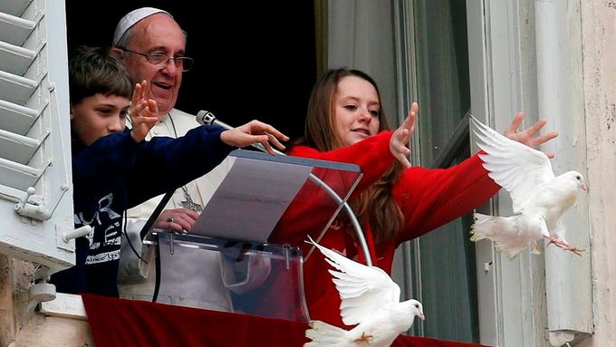 Papež František vypouští holubice míru.