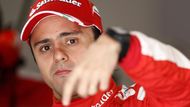 Nový lídr hitparád MC Formula One? Kdepak, to jen Felipe Massa vysvětluje mechanikům, jak mu mají nastavit auto, aby byl zase nejrychlejší.