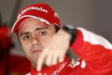 Nový lídr hitparád MC Formula One? Kdepak, to jen Felipe Massa vysvětluje mechanikům, jak mu mají nastavit auto, aby byl zase nejrychlejší.