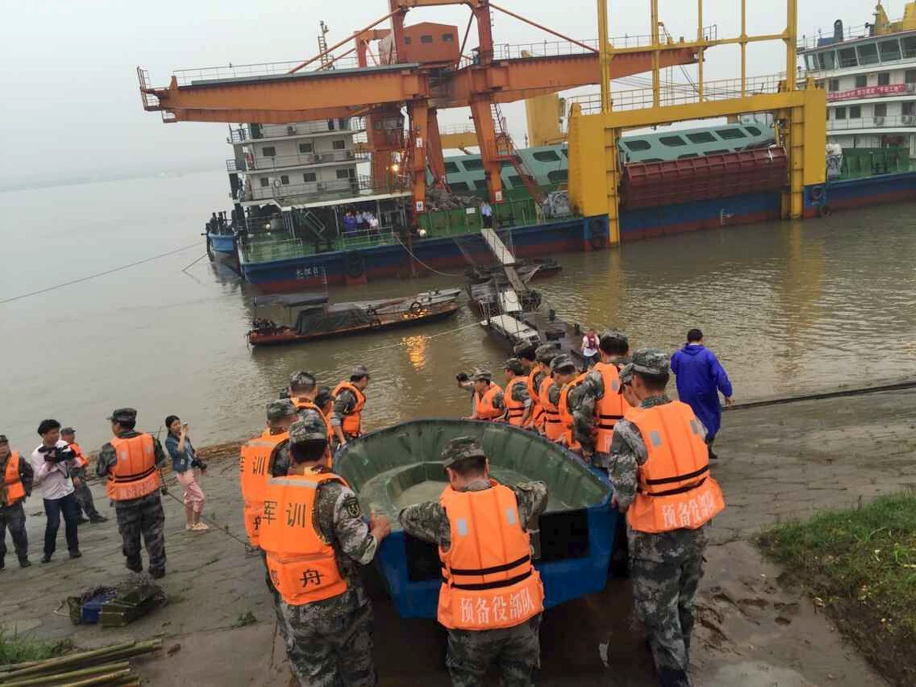 Loď s turisty šla v bouři ke dnu, pohřešují se stovky lidí