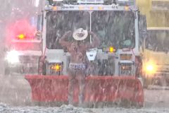 Nahý kovboj bojuje se sněhovou kalamitou v New Yorku. Baví řidiče sypačů a pluhů