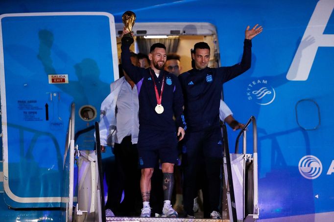 Soccer Football - Argentina team arrives to Buenos Aires after winning the World Cup  - Buenos Aires, Argentina - December 20, 2022 Argentina coach Leonel Scaloni and  Li