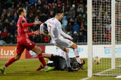 Portugalci jsou na Euru, Ronaldo dal 99. gól. Skvělá Anglie nadělovala i v Kosovu