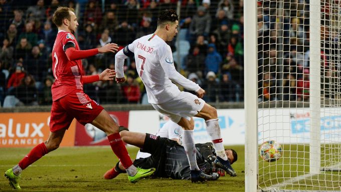 Cristiano Ronaldo střílí druhou branku do sítě Lucemburska. Portugalci jsou na Euru.