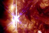Sluneční erupce, které propukly 25. října. Snímek pořídila observatoř NASA Solar Dynamic. Tato erupce je druhou ze tří, které se na Slunci v tento den odehrály.