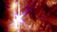 Sluneční erupce, které propukly 25. října. Snímek pořídila observatoř NASA Solar Dynamic. Tato erupce je druhou ze tří, které se na Slunci v tento den odehrály.