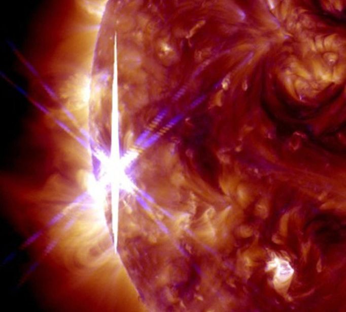 Sluneční erupce, které propukly 25. října. Snímek pořídila observatoř NASA Solar Dynamic. Tato erupce je druhou ze tří, které se na Slunci v tento den odehrály.