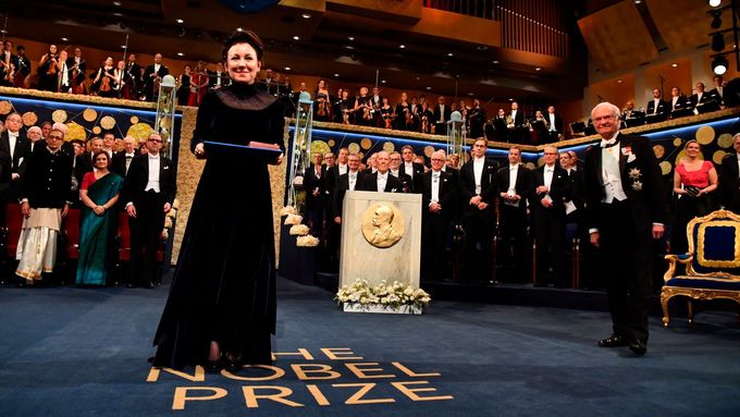 Olga Tokarczuková (vlevo) přebírá Nobelovu cenu za literaturu od švédského krále Karla XVI. Gustava, prosinec 2019.