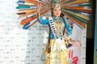 Miss Kazachstánu Asselina Kuchuková vsadila na "paví ohon" z vlajek.