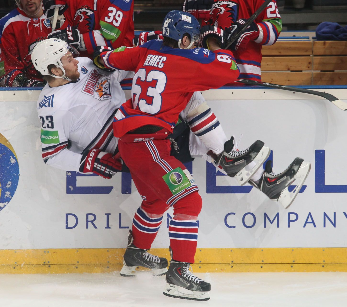 KHL, 6. finále, Lev-Magnitogorsk: Ondřej Němec (63) - Jevgenij Timkin