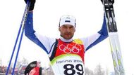 Andrus Veerpalu z Estonska se raduje z olympijského triumfu v závodě na 15 km klasicky.