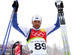 Andrus Veerpalu z Estonska se raduje z olympijského triumfu v závodě na 15 km klasicky.