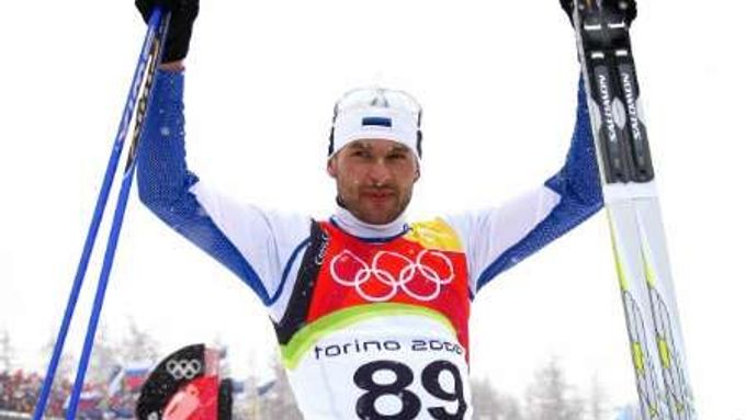 Andrus Veerpalu z Estonska se raduje z olympijského triumfu v závodě na 15 km klasicky.
