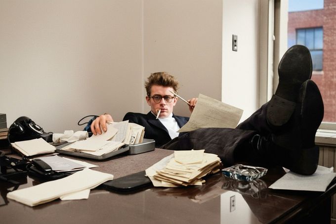 James Dean v kanceláři své agentky Jane Deacyové v New Yorku (1955), kde přemýšlí o slávě po premiéře filmu Na východ od ráje. Kolorováno