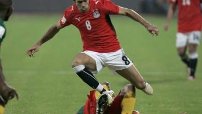 Egypťan Hosni Abd Rabou přeskakuje Joela Epalleho z Kamerunu v utkání Arica Cupu.