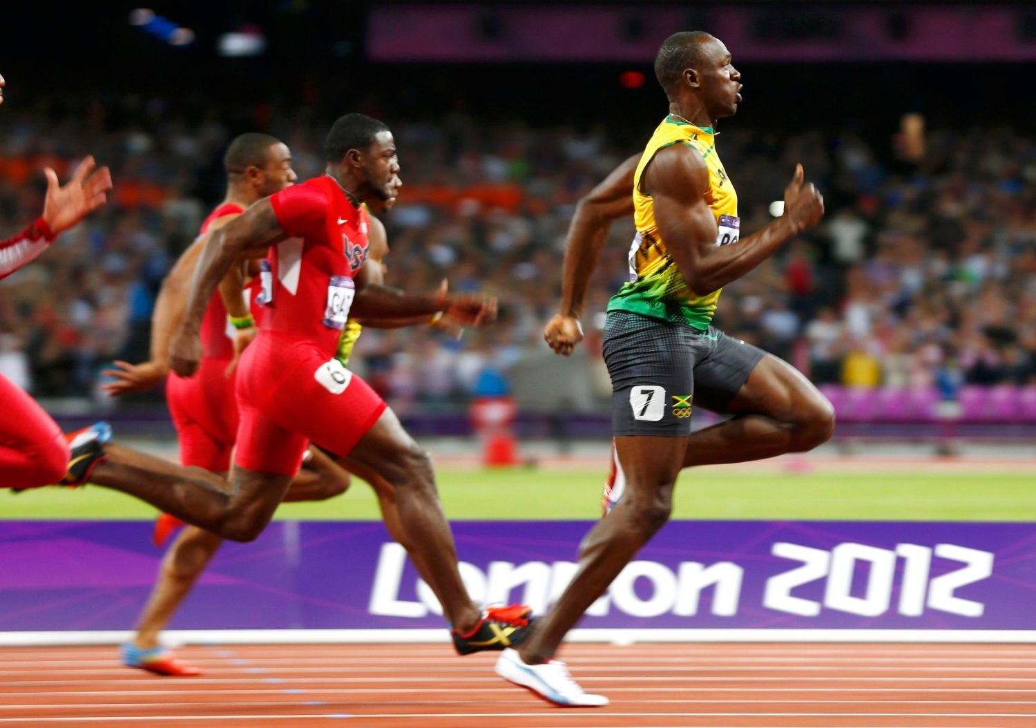 Jamajský sprinter Usain Bolt vítězí ve finále na 100 metrů během OH 2012 v Londýně před Yohanem Blakem a Justinem Gatlinem.