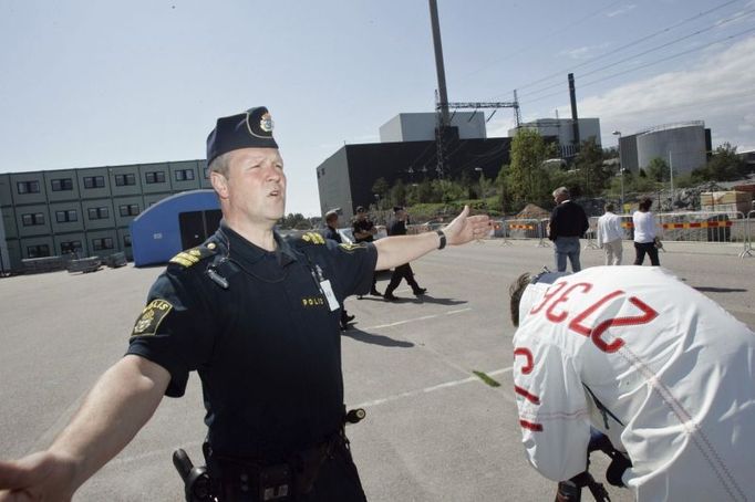 A policeman seals off the Oskarshamn nuclear plant in southeastern Sweden May 21, 2008. Police said on Wednesday they were interrogating the welder who had entered the nuclear plant on Sweden's southeast coast carrying TATP, or triacetone triperoxide, a high explosive which is extremely unstable, especially when subjected to heat, friction and shock. REUTERS/Paul Madej/Scanpix (SWEDEN) NO COMMERCIAL SALES. SWEDEN OUT. NO COMMERCIAL OR EDITORIAL SALES IN SWEDEN.