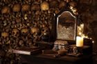 Děsivá noc v pařížských katakombách. Airbnb nabízí ubytování ve společnosti šesti milionů mrtvol