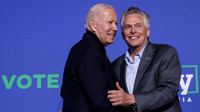 Joe Biden podpořil Terryho McAuliffea před volbami ve Virginii.