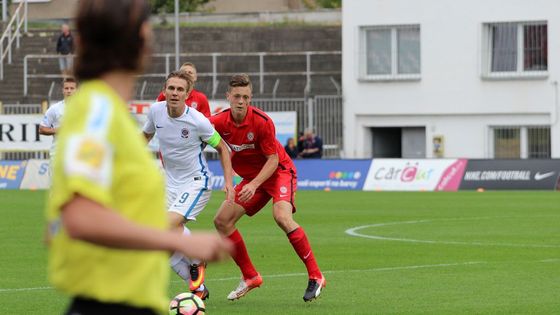 Dvojitou dávku soubojů celků Brna se Spartou začali fotbalisté na Městském fotbalovém stadionu Srbská.