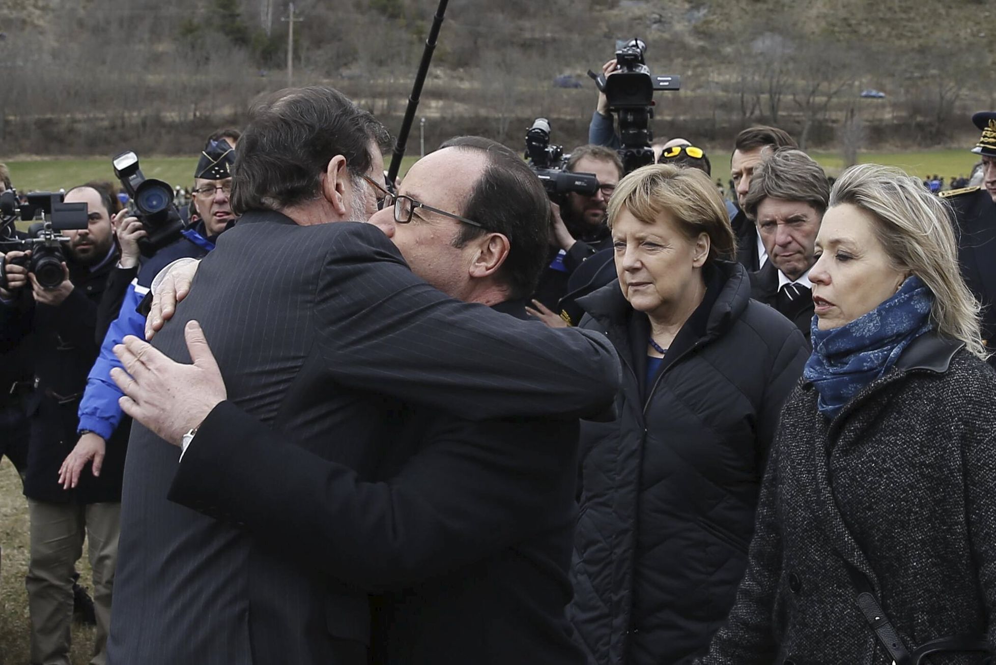 španělský premiér Mariano Rajoy (vlevo), francouzský prezident Francois Hollande a německá kancléřka Angela Merkelová u místa neštěstí.