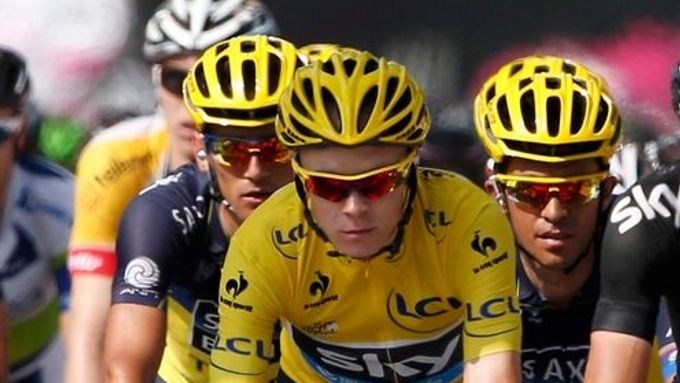 Froome zatím na Tour vládne, za zády má ale dvouhlavou saň ze Saxa: Romana Kreuzigera (vlevo) a Alberta Contadora.