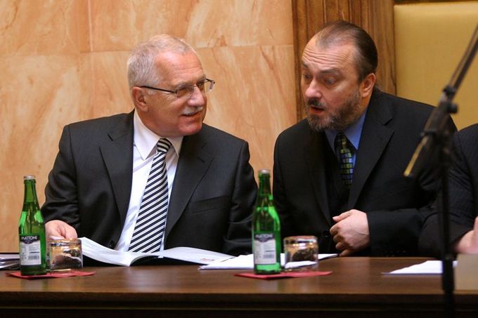 Václav Klaus za stolem účastníků řízení. Vedle něj sedí Ladislav Jakl, ředitel politického odboru kanceláře prezidenta.