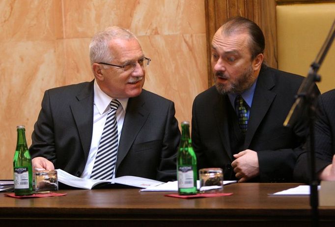 Václav Klaus za stolem účastníků řízení. Vedle něj sedí Ladislav Jakl, ředitel politického odboru kanceláře prezidenta.