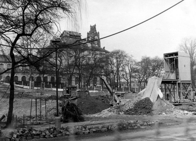 První práce na staveništi u Hlavního nádraží, březen 1967.