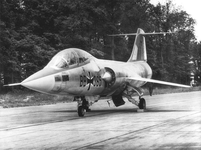 Západoněmecký F-104F v roce 1960. V roce 1962 se tento letoun po chybě pilota zřítil spolu se třemi dalšími.