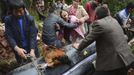 People cry as they bury a relative killed in Saturday's earthquake, in Longmen village, Lushan county, Ya'an, Sichuan province, April 22, 2013. Hundreds of survivors of an earthquake that killed nearly 200 people in southwest China pushed into traffic on a main road on Monday, waving protest signs, demanding help and shouting at police. Picture taken April 22, 2013. REUTERS/Stringer (CHINA - Tags: DISASTER OBITUARY ENVIRONMENT) CHINA OUT. NO COMMERCIAL OR EDITORIAL SALES IN CHINA Published: Dub. 23, 2013, 7:11 dop.