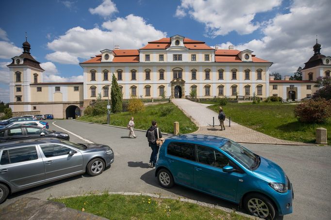 Kolowratský zámek a kostel Nejsvětější Trojice v Rychnově nad Kněžnou.