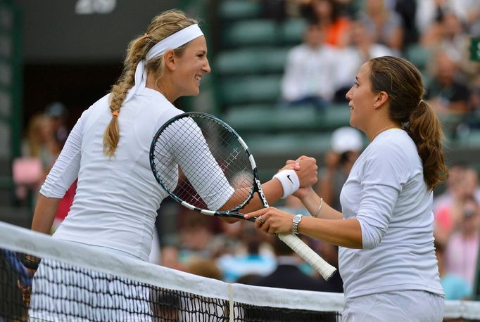 Běloruská tenistka Victoria Azarenkovová se po vítězství zdraví s Američankou Irinou Falconiovou po 1. kole Wimbledonu 2012.