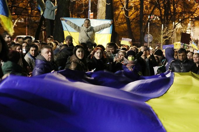 Záběry z pražské demonstrace před ruskou ambasádou na podporu napadené Ukrajině.