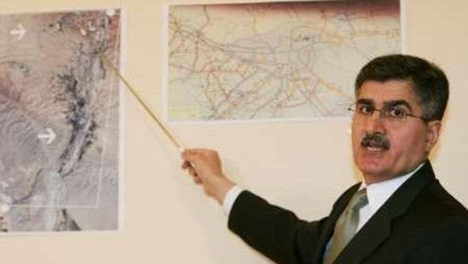 Ali Safavi člen opoziční exilové Národní rady íránského odporu (NCRI) během dnešní tiskové konference ve Vídni. Safavi obvinil Teherán, že zabraňuje inspektorům Mezinárodní agentury pro atomovou energii (IAEA) v důkladné prohlídce vojenských oblastí v Paršinu a Lavizan-Šianu.
