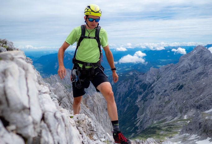 Ultracyklista Daniel Polman při výstupu na Zugspitze.