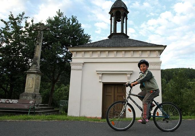 Život v obci se pomalu převaluje vpřed. Zatím stále není jisté, jak vše dopadne. Místní občané žijí v nejistotě, co bude dál.