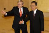 Australský premiér Kevin Rudd se svým čínským protějškem Wen Ťia-paem.