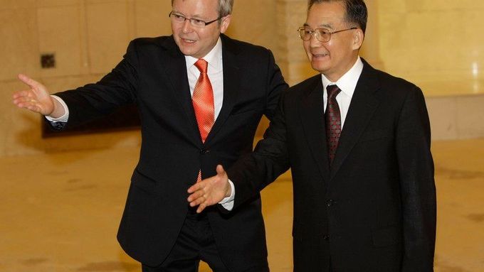 Snímek z Pekingu: Australský premiér Kevin Rudd se svým čínským protějškem Wen Ťia-paem.
